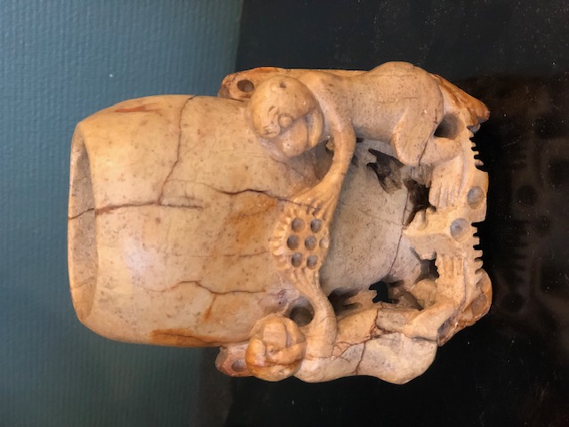 Vase chinois en pierre de lard décor de singe