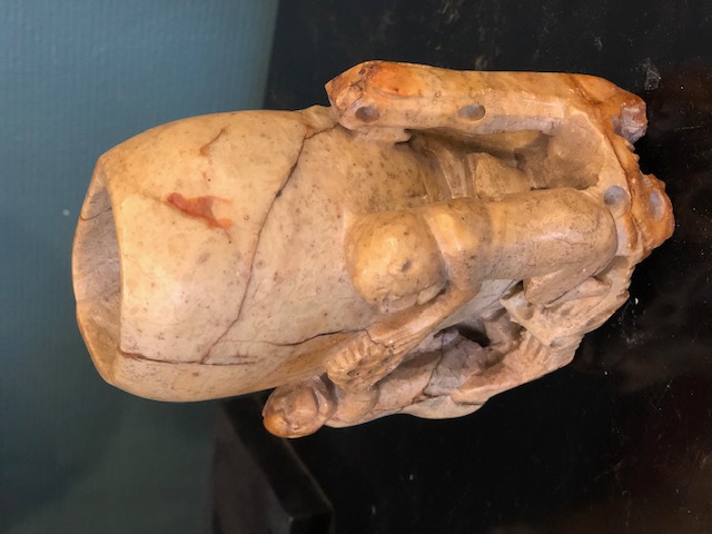 Vase chinois en pierre de lard décor de singe