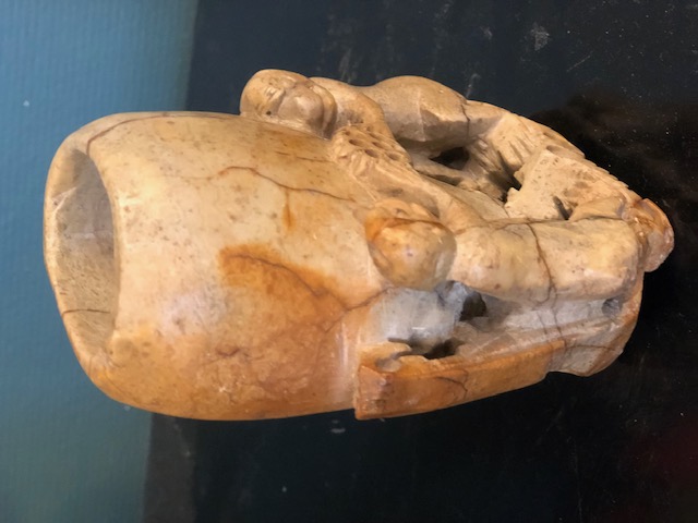 Vase chinois en pierre de lard décor de singe