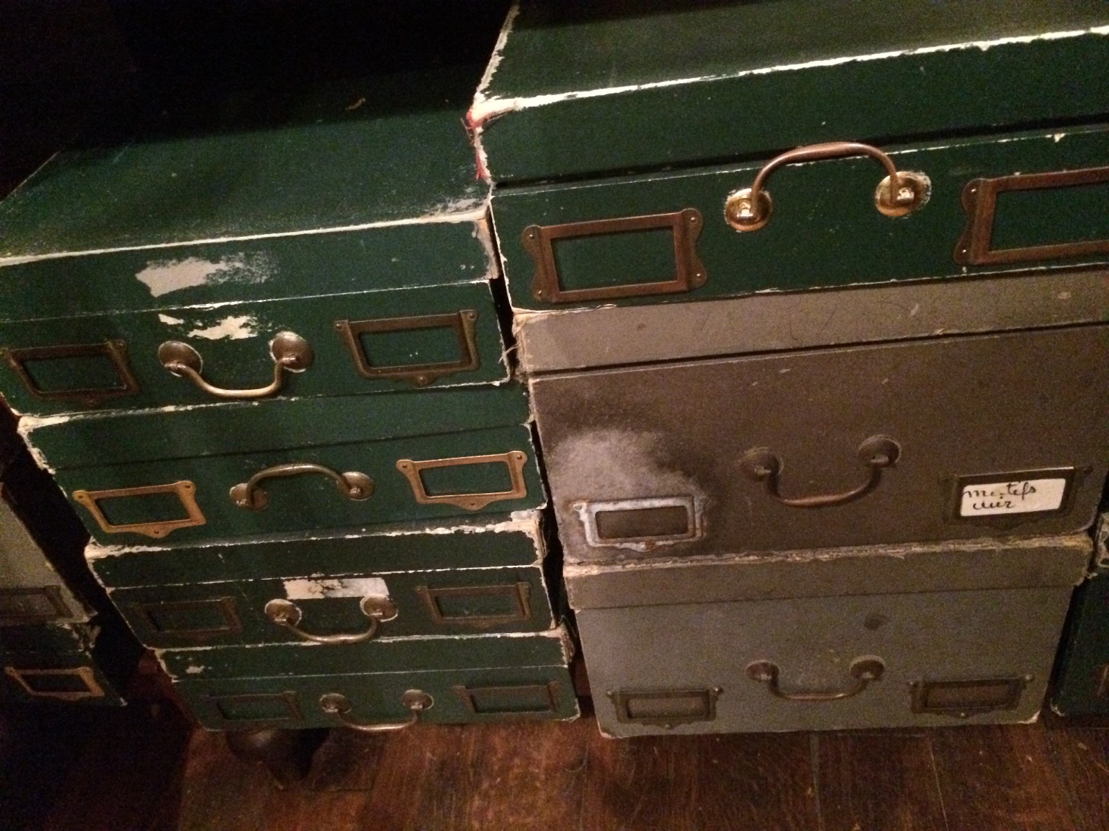 Vieilles boites en carton et bois