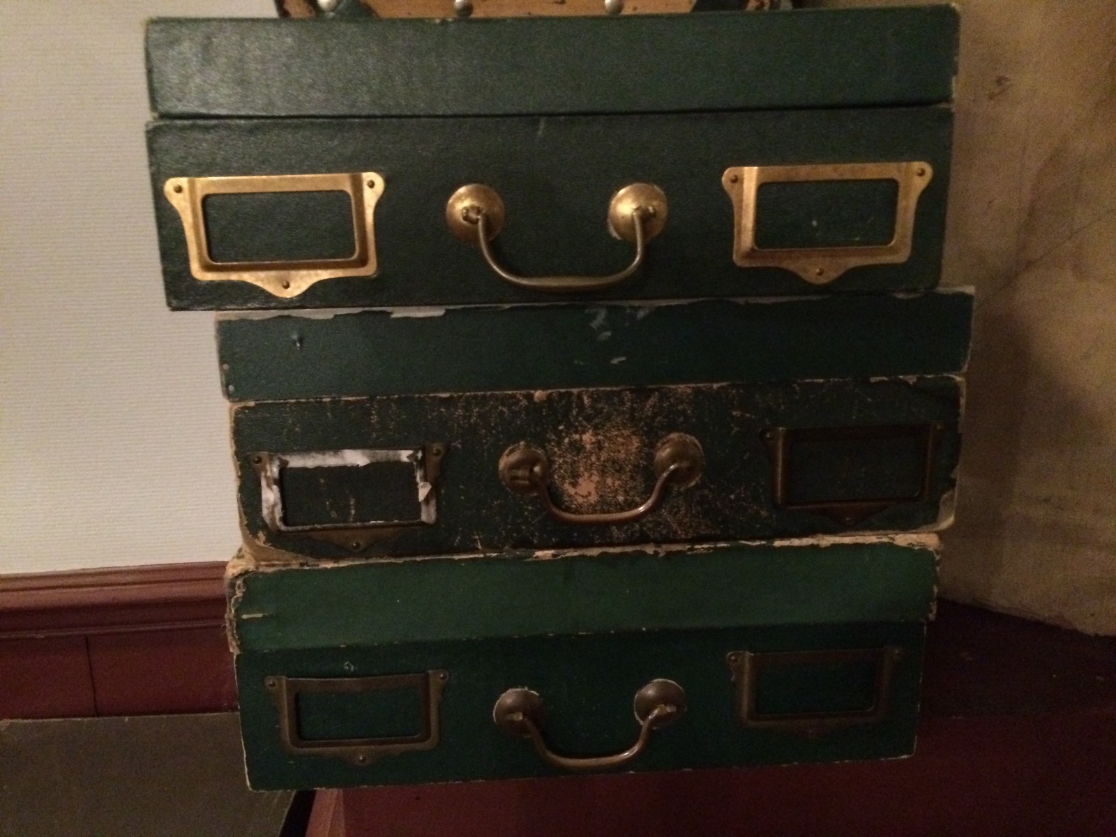 Vieilles boites en carton et bois