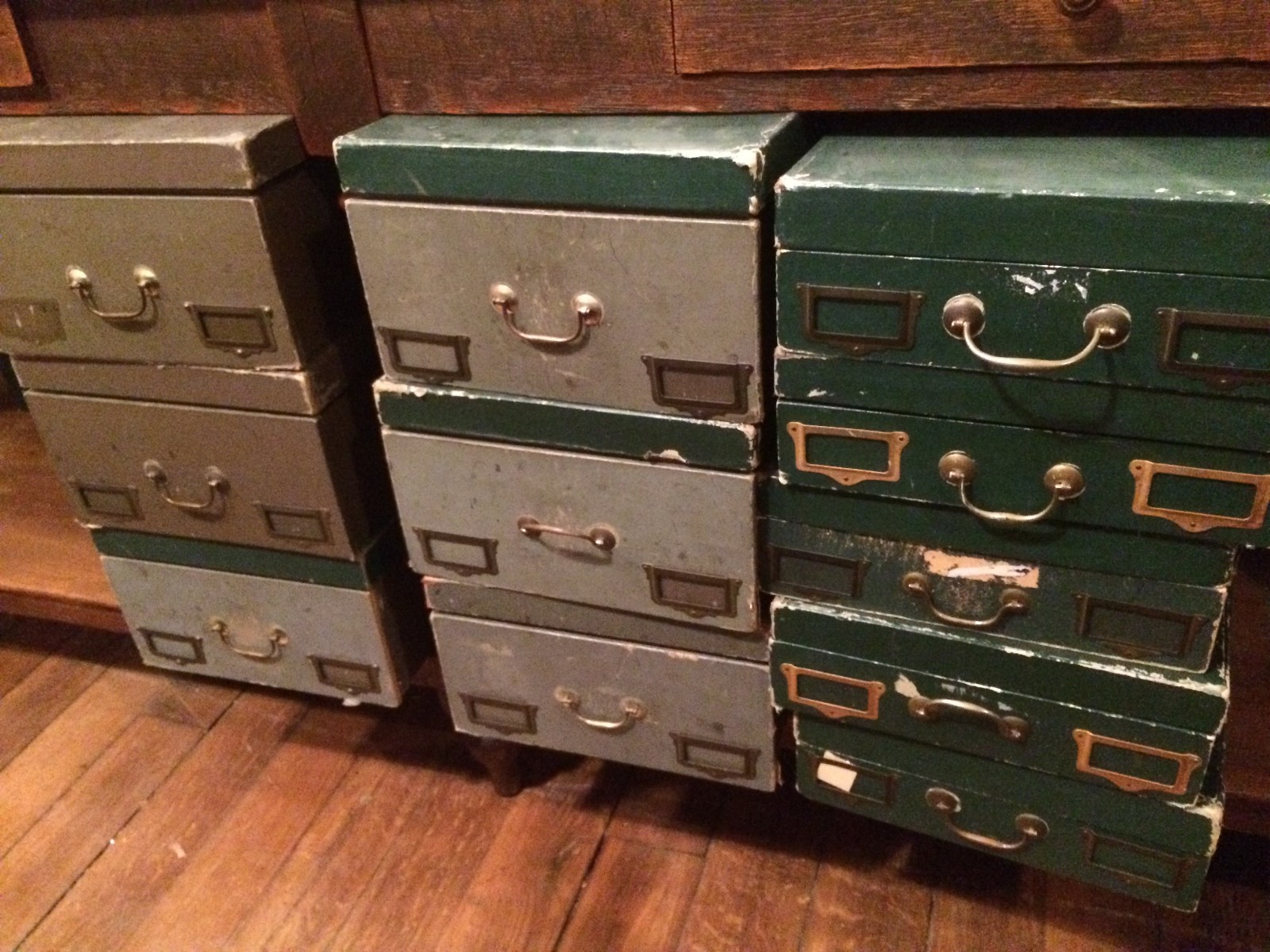 Vieilles boites en carton et bois