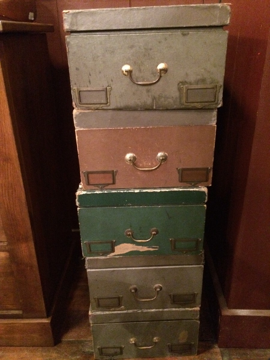 Vieilles boites en carton et bois