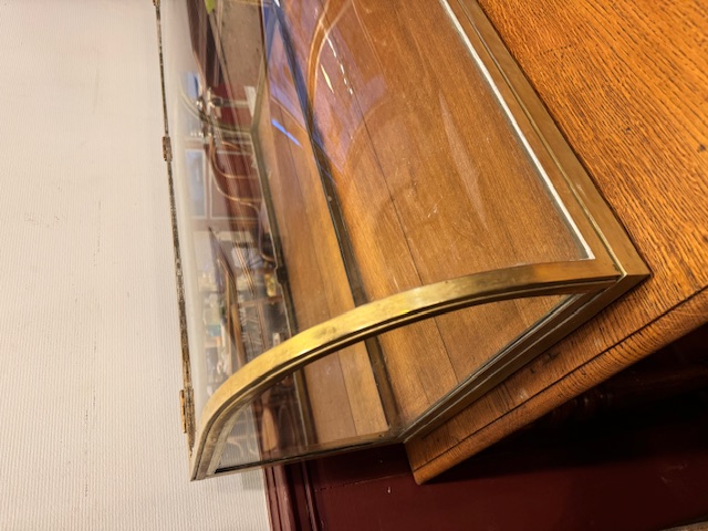 Vitrine de magasin ancienne en laiton verre bombé