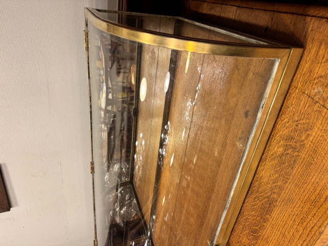 Vitrine de magasin ancienne en laiton verre bombé