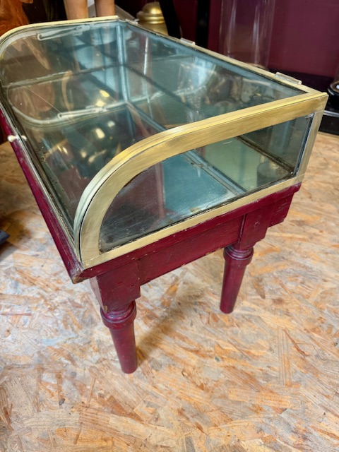 Vitrine de magasin en laiton