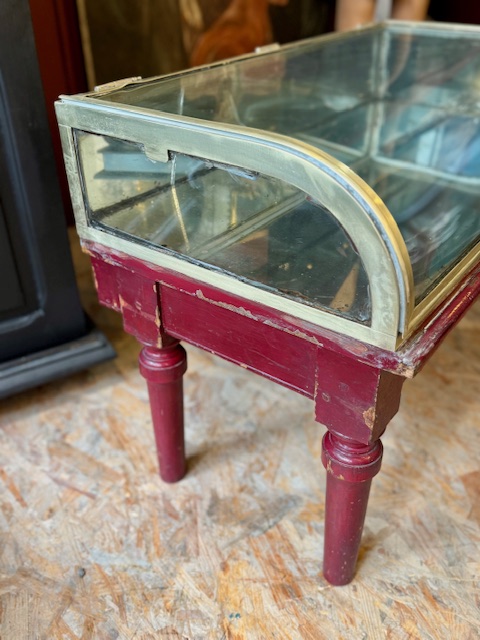 Vitrine de magasin en laiton