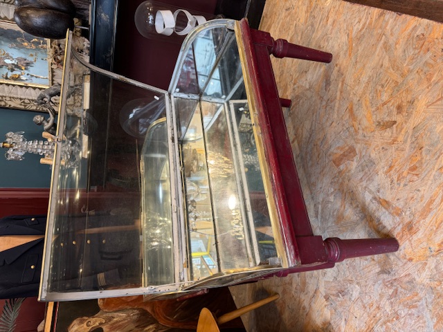 Vitrine de magasin en laiton