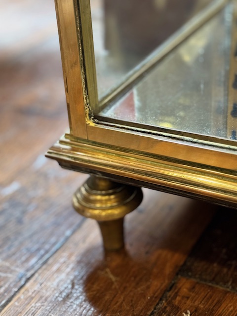 Vitrine de magasin en laiton