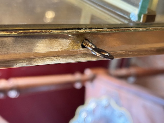 Vitrine de magasin en laiton