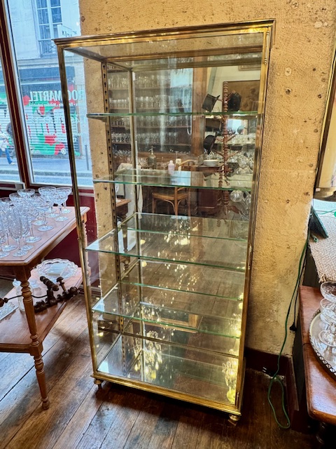 Vitrine de magasin en laiton