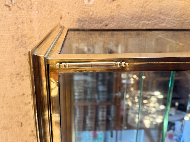 Vitrine de magasin en laiton