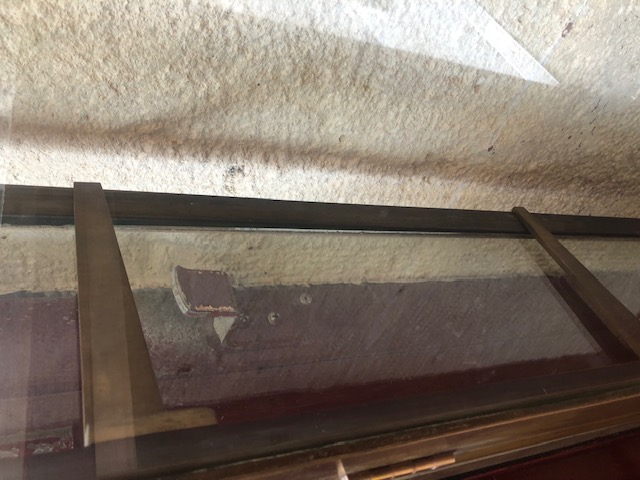 Vitrine murale de bijoutier en laiton sur pieds