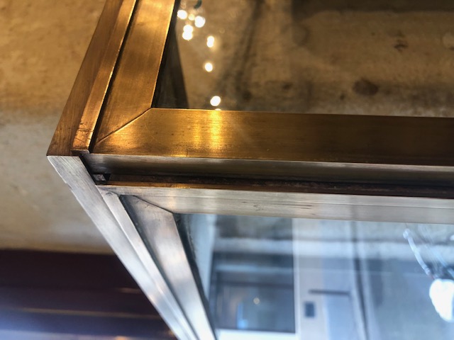 Vitrine murale de bijoutier en laiton sur pieds