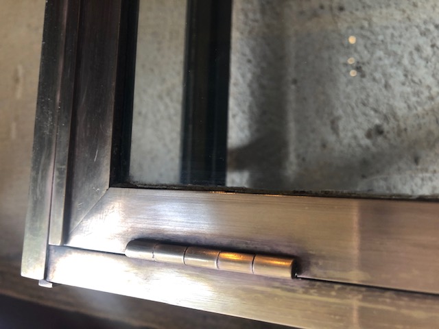 Vitrine murale de bijoutier en laiton sur pieds